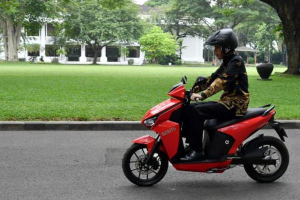 Jokowi juga sempat menjajal Gesits di sekitar halaman Istana, dengan menggunakan helm hitam dan Gesits berwarna merah menyala.