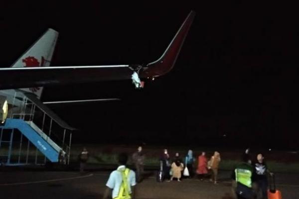 Danang Mandala Prihantoro membenarkan bahwa pesawat tersebut mengalami keterlambatan terbang, karena menyenggol tiang lampu pada ujung sayap sebelah kiri