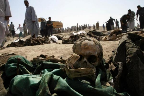 200 kuburan massal yang memuat hingga 12.000 di Irak