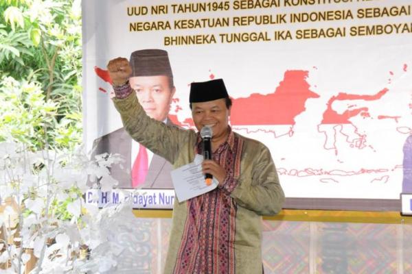 Di hadapan ratusan anggota Serikat Pekerja Nasional (SPN), Wakil Ketua MPR Hidayat Nur Wahid (HNW) mengatakan dirinya untuk kedua kalinya bertemu dengan mereka dalam acara yang sama