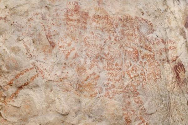 Para ilmuwan telah menemukan contoh tertua dari gambar siluet merah binatang (sketsa) seperti banteng di dinding salah satu gua yang berada di Sulawesi, Indonesia.