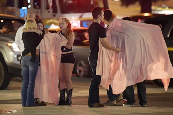 Pria bersenjata masuk ke tengah-tengah mahasiwa menggunakan senjata otomatis dan juga melemparkan semacam bom asap ke kerumunan di bar tersebut.