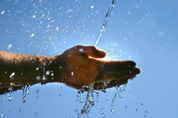 Seperempat populasi dunia bergantung pada air minum yang tidak aman sementara setengahnya kekurangan sanitasi dasar.