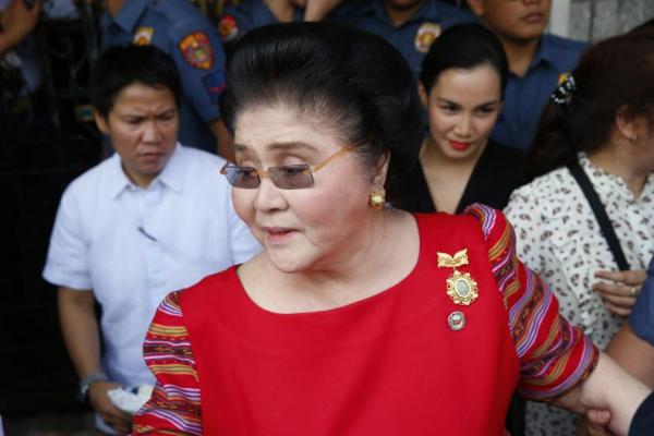 mantan ibu negara Imelda Marcos bersalah karena korupsi dan memerintahkan penangkapannya pada Jumat dengan keyakinan bahwa dia kemungkinan akan mengajukan banding untuk menghindari penjara dan kehilangan tempat duduknya di Kongres.