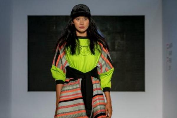 Raegita Zoro mengangkat tema Cyclone Summer pada koleksi Spring/Summer 2019 yang diluncurkan di event Jakarta Fashion Trend 2019.