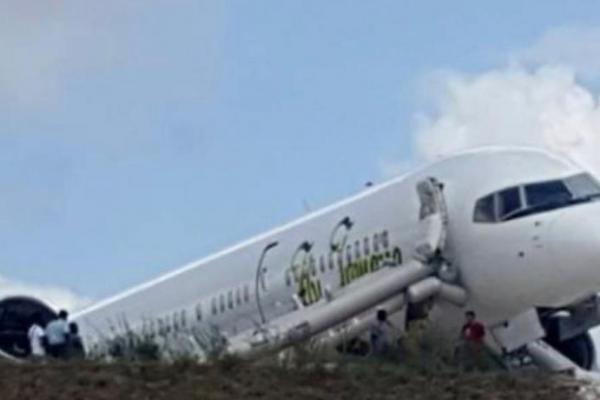 Pesawat yang dioperasikan The Fly Jamaica Airways, menurut Menteri Transportasi Jamaica David Peterson, mengalami kerusakan masalah hidrolik