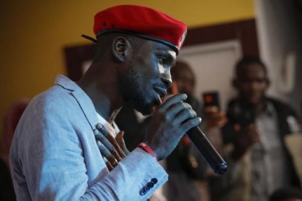Bobi Wine, seorang bintang pop dan legislator oposisi di Uganda, melakukan konser pertamanya Sabtu sejak dia dipenjara atas tuduhan makar.