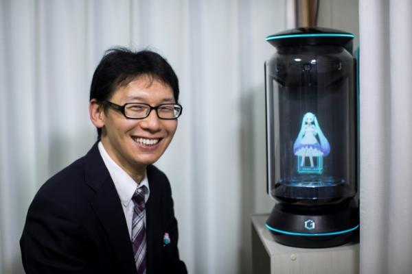 Akihiko Kondo, memutuskan menikah dengan hologram pernyanyi virtual bernama Hatsune Miku.