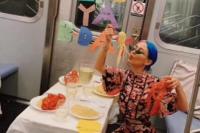 Wanita Ini Rayakan Ulang Tahun di Kereta