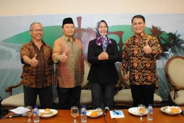 Diskusi hasil kerjasama Biro Humas MPR dengan Koordinatoriat Wartawan Parlemen ini juga menghadirkan pembicara Wakil Ketua MPR Ahmad Basarah dan pengamat politik Siti Zuhro.