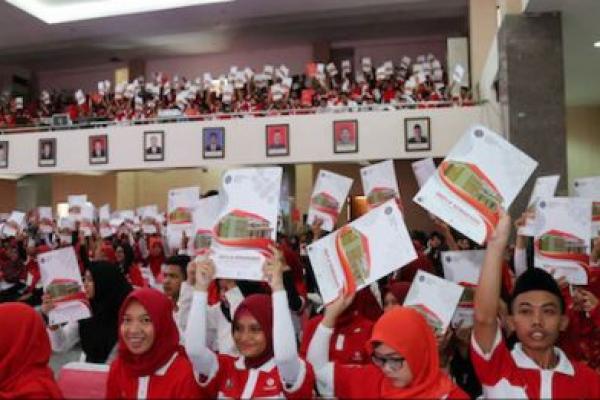 Menteri Ketenagakerjaan (Menaker) M. Hanif Dhakiri memberikan sertifikat kompetensi kepada 2.513 lulusan Balai Besar Pengembangan Pelatihan Kerja (BBPLK) Semarang.