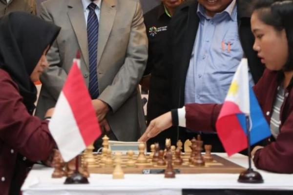 Pecatur putri andalan Indonesia, GM Medina Warda Aulia sukses mengalahkan pecatur terbaik WGM Janelle Mae Frana di babak ketiga Dwi Tarung Japfa Chess Festival ke-11