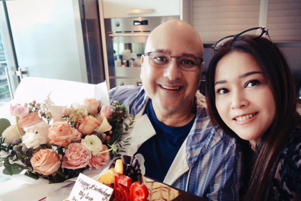 Tak hanya kue ulang tahun, sebuah karangan bunga pun didapatkan Irwan dari sang istri tercinta.