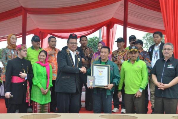 Menpora RI (Menteri Pemuda dan Olahraga Republik Indonesia) Imam Nahrawi berpesan agar seluruh peserta Kirab Pemuda 2018 aktif menyebarkan virus Bhineka Tunggal Ika di daerah masing-masing.