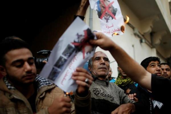 Lieberman mengundurkan diri sebagai bentuk protes atas gencatan senjata yang ditengahi Mesir yang dicapai dengan kelompok-kelompok bersenjata di Gaza.