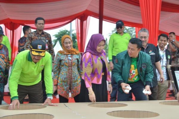 Puncak kirab pemuda 2018 yang diinisiasi oleh Kemenpora dihelat di GOR atletik Rawamangun, Jakarta Timur, pada Kamis (15/11). Antusiasme warga terlihat dalam kegiatan ini karena kehadiran sosok Menpora Imam Nahrawi. 