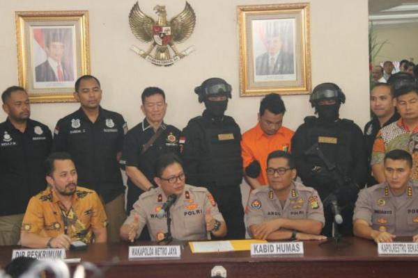 Polda Metro Jaya memberikan pasal berlapis kepada tersangka HS pembunuhan 1 keluarga di Bkeasi, Jawa Barat.