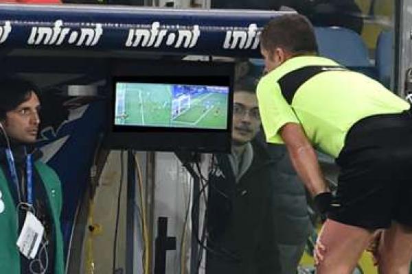 Gelandang Bayern Munich Thiago Alcantara menentang penuh penggunaan video asisten wasit (VAR), dalam pertandingan sepak bola.
