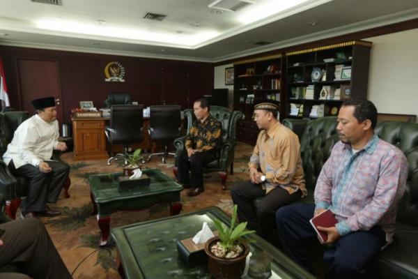 Delegasi Asosiasi Mubaligh dan Mubalighah Indonesia (AMMIN) yang dipimpin oleh Sulaeman Hayyun pada Jumat, 16 November 2018, bersilaturahmi kepada Wakil Ketua MPR Hidayat Nur Wahid (HNW) 
