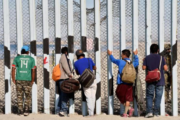 Sanders mengatakan, tidak ada pelonggaran dalam jumlah pelintas perbatasan pada hari-hari pertama Juni, dan bahwa Patroli Perbatasan sekarang memiliki hampir 19.000 migran dalam tahanan.