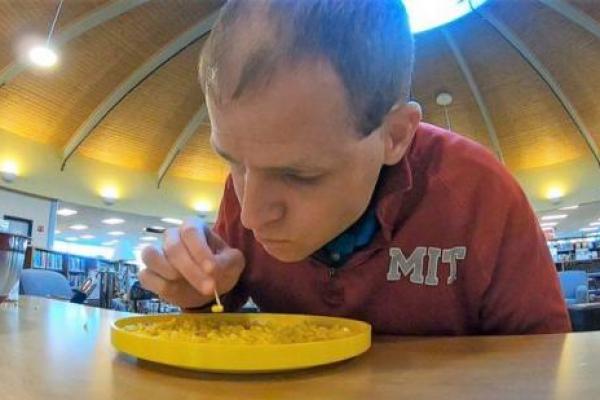 Seorang pria asal Idaho, David Rush berhasil memecahkan rekor dunia dengan hanya bermodal tusuk gigi yanh digunakan untuk memasukkan biji jagung ke dalam mulutnya. 