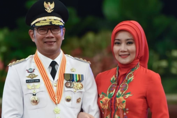 Gubernur Jawa Barat Ridwan Kamil kembali menarik perhatian Netizen saat menuliskan pantun ucapan ulang tahun untuk istri tercinta.