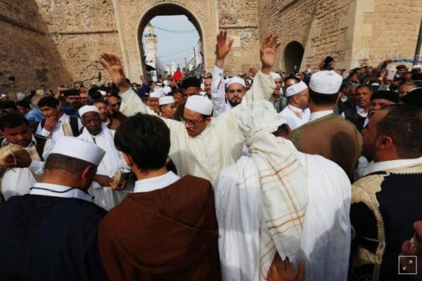 Ratusan kaum sufi memadati ibu kota Tripoli, Libya pada Selasa (20/11) untuk merayakan Maulid Nabi Muhammad SAWW
