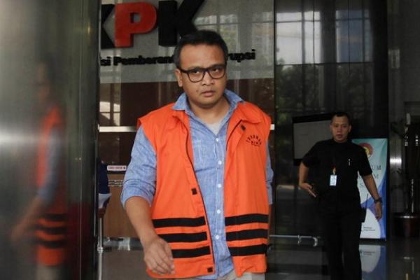 Keponakan mantan Ketua DPR Setya Novanto, Irvanto Hendra Pambudi sebagai terdakwa kasus korupsi e-KTP divonis 10 tahun penjara serta denda Rp 500 juta subsider 3 bulan kurungan penjara.