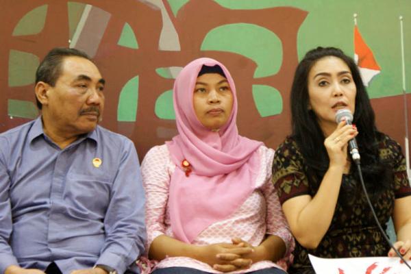 Kehadiran Baiq Nuril menyita perhatian wartawan parlemen yang mengikuti diskusi dengan mengambil tema “Perlindungan Perempuan dan Ancaman Kekerasan Seksual”.