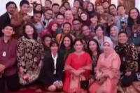Pose Iriana Jokowi Saat Foto Bareng Wartawan Bikin Netizen Bangga