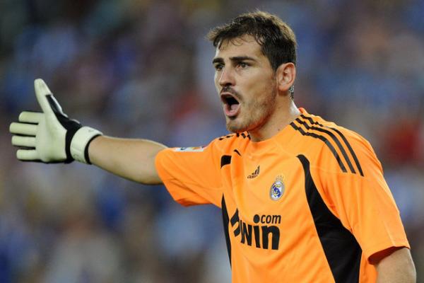 Casillas datang melalui akademi Madrid dan memantapkan dirinya di tim utama mereka sebagai seorang remaja, bermain 725 kali untuk klub di semua kompetisi, hanya kalah dari striker Raul yang mengoleksi 741 pertandingan.