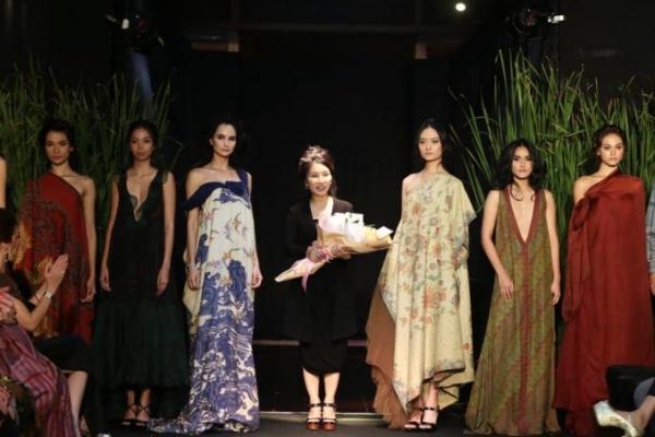 Busana klasik kontemporer yang terlihat elegan, sophisticated pun modern membuka peragaan perdana fashion designer Yanny Tan.