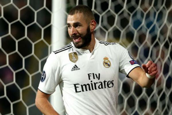 Real Madrid sedang mempertimbangkan untuk menawarkan kontrak baru ke Karim Benzema, karena kontraknya saat ini berakhir pada 2021.