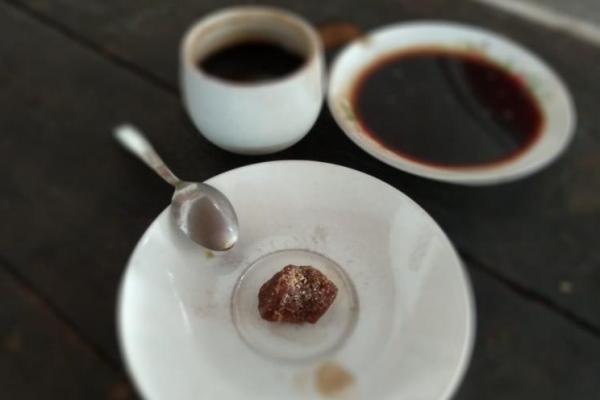 Jika biasanya minum kopi pakai gula ikut diseduh, di Ponorogo Anda menemukan cara minum kopi yang beda.