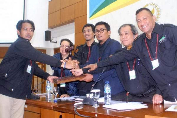 Setelah melalui proses panjang, salah satu wartawan Rakyat Merdeka Romdony Setyawan kembali terpilih sebagai Ketua Koordinatoriat Wartawan Parlemen MPR/DPR/DPD RI, Periode 2018-2020 secara aklamasi.