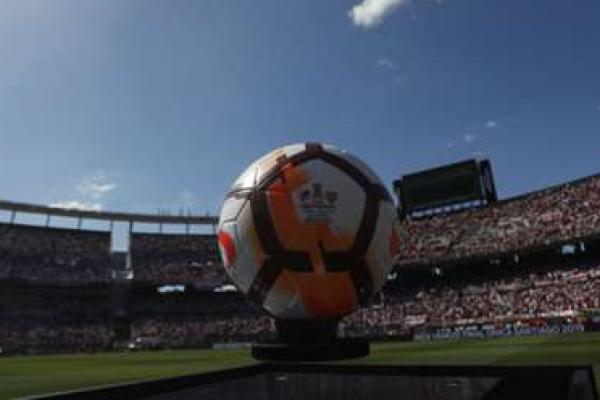 Pertandingan final Copa Libertadores yang mempertemukan River Plate kontra Boca Juniors, Minggu (25/11) terpaksa mengalami perubahan jam kick off lantaran bus yang membawa para pemain Boca Juniors diserang oleh oknum supporter.