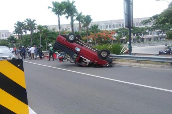 Belasan santri alami kecelakaan saat mobil pick up yang ditumpanginya terguling di kawasan Cipondonhg, Kota Tangerang.