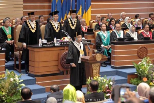 Dalam upacara pengukuhan yang berlangsung di Aula Garuda Mukti, Unair, Surabaya, pada Senin (26/11), Prof. Harry menyampaikan pidato berjudul Pemeriksaan Keuangan Negara: Upaya Mewujudkan Pengelolaan Keuangan Negara untuk Kesejahteraan Rakyat.