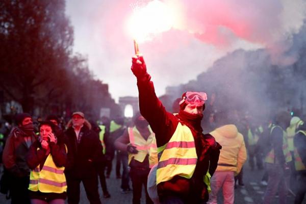 Demonstrasi Rompi Kuning dimulai sejak pertengahan November menolak kebijakan kontroversial Presiden Macron menaikkan pajak bahan bakar