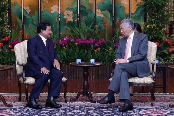 Capres, Prabowo Subianto bertemu dengan Perdana Menteri Singapura, Lee Hsien Loong. Pertemuan dengan PM Loong ini bagian dari kegiatan Prabowo selama dua hari di Singapura.