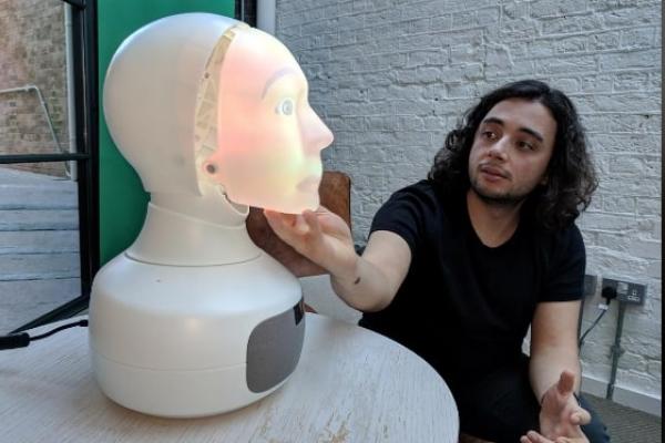 Furhat berbentuk patung tiga dimensi dengan wajah mirip manusia. Seperti halnya robot Siri dan Alexa, Furhat memiliki keistimewaan bisa membuat lawan bicaranya jatuh hati