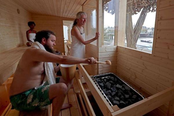 berkeringat di sauna secara teratur bermanfaat untuk penurunan risiko kematian akibat penyakit kardiovaskular (penyakit jantung) di atas usia 50-an.