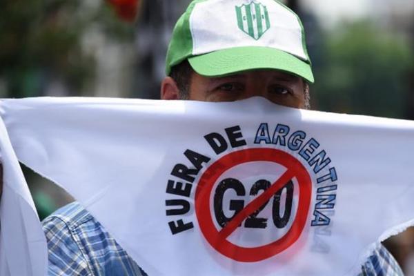 Demonstran memprotes kegagalan G20  mengatasi berbagai masalah, termasuk perubahan iklim, kemiskinan, dan kelaparan.