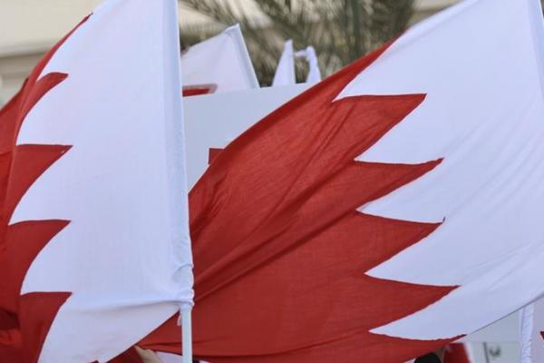 Sekitar 200 pemrotes juga membakar bendera Israel sambil mengibarkan bendera Irak dan Palestina dalam sebuah demonstrasi di luar kedutaan besar Bahrain di ibukota Irak.