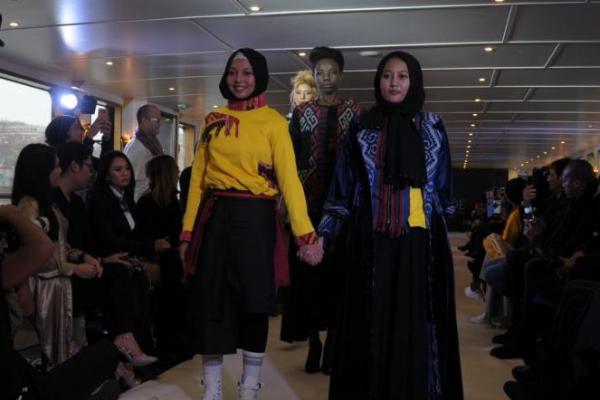 Zelmira menampilkan koleksi Pre Fall/Winter 2019 karya dua siswa SMK NU Banat Kudus jurusan Fashion Design yakni Fitria Noor Aisyah dan Farah Aurellia. 