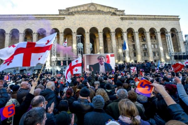Tak kurang dari 25.000 warga Georgia yang memenuhi Rustaveli Avenue, Tbilisi memprotes hasil pemilihan presiden (Pilpres) pada Minggu (2/12) kemarin