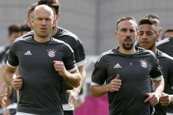 Presiden Bayern Munich, Uli Hoeness , mengumumkan bahwa dua pemain bintangnya, Franck Ribery dan Arjen Robben akan pensiun pada akhir musim ini.