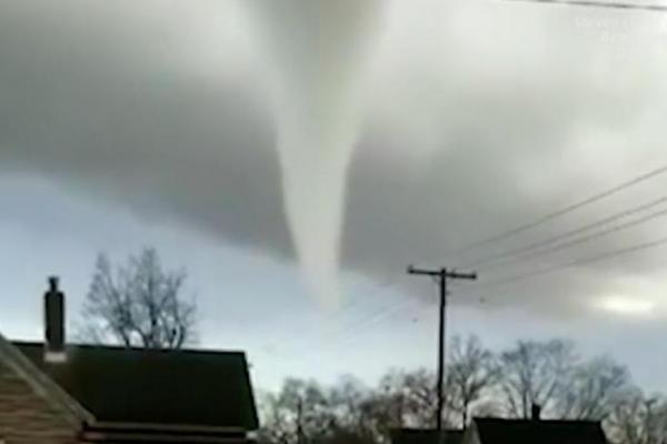 Sedikitnya 22 tornado melanda negara bagian Illinois, melukai 30 orang dan merusak ratusan mobil serta puluhan bangunan di wilayah tersebut.