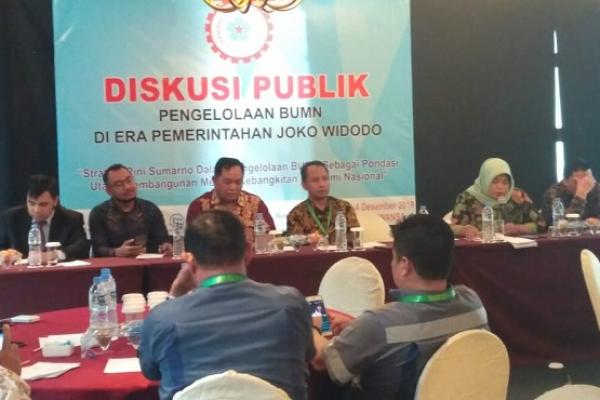Sejumlah aktivis yang masuk menjadi direksi Badan Usaha Milik Negara (BUMN) dikritisi. Sebab, politik balas budi yang dilakukan oleh Presiden Jokowi dinilai tidak relevan.