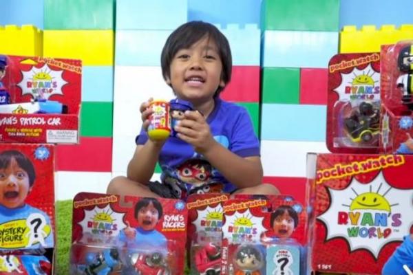 Seorang bocah berusia tujuh tahun yang mengulas mainan telah dinobatkan sebagai YouTuber berpenghasilan tertinggi setelah menghasilkan 17,2 juta pounds (Rp292,4 miliar) hanya dalam setahun.